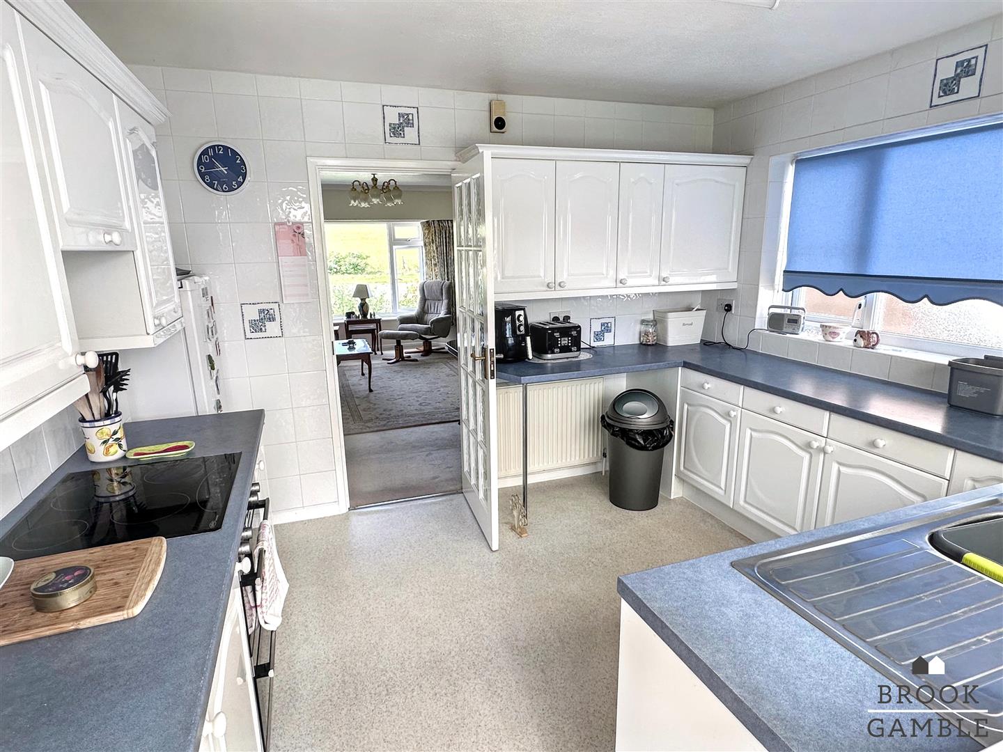 2 Bedroom Bungalow. Cornmill Gardens in Polegate,  9